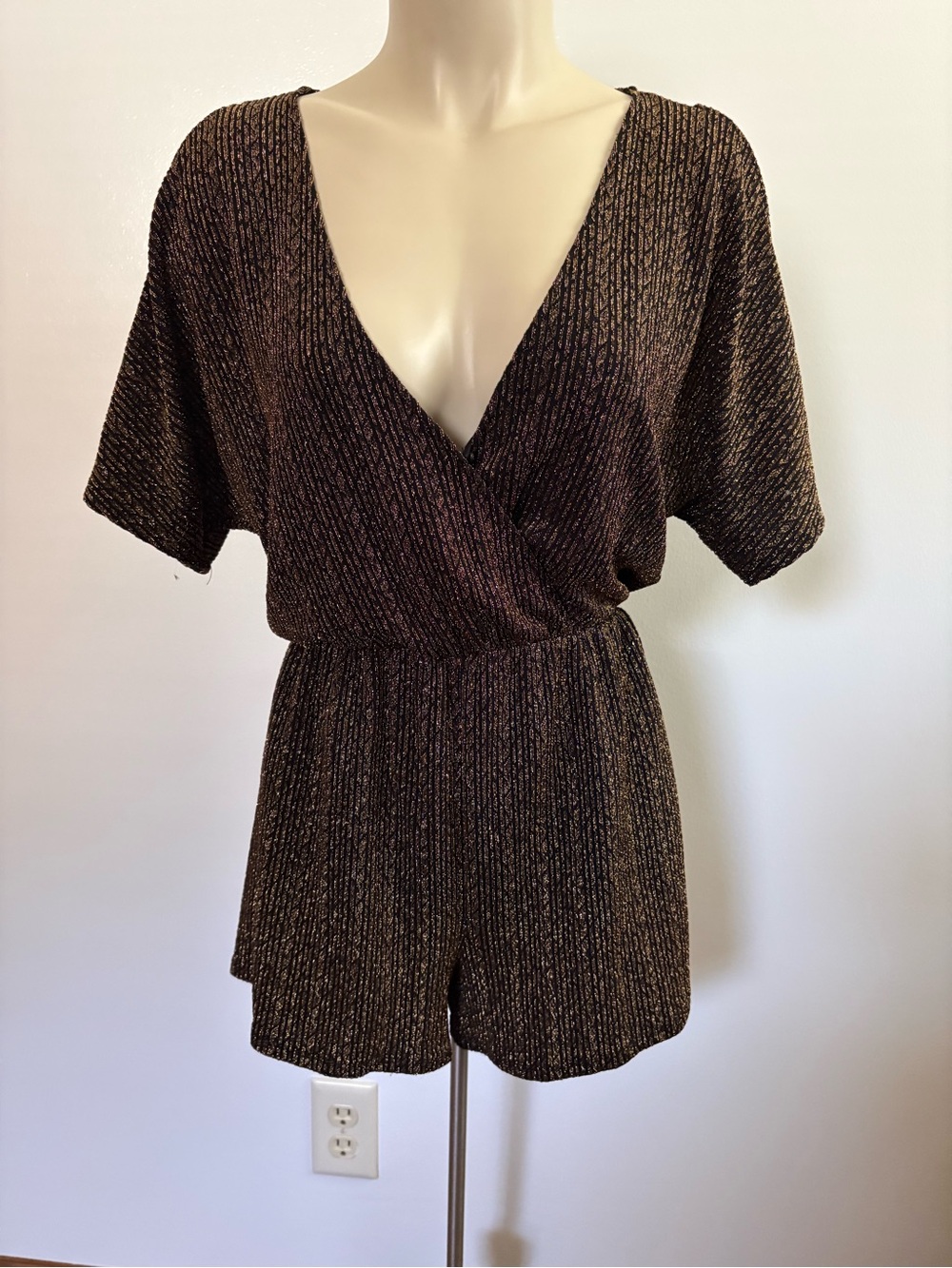 ASTR Black Gold Shimmer Shorts Romper Keyhole Back V-Neck See Measurements
